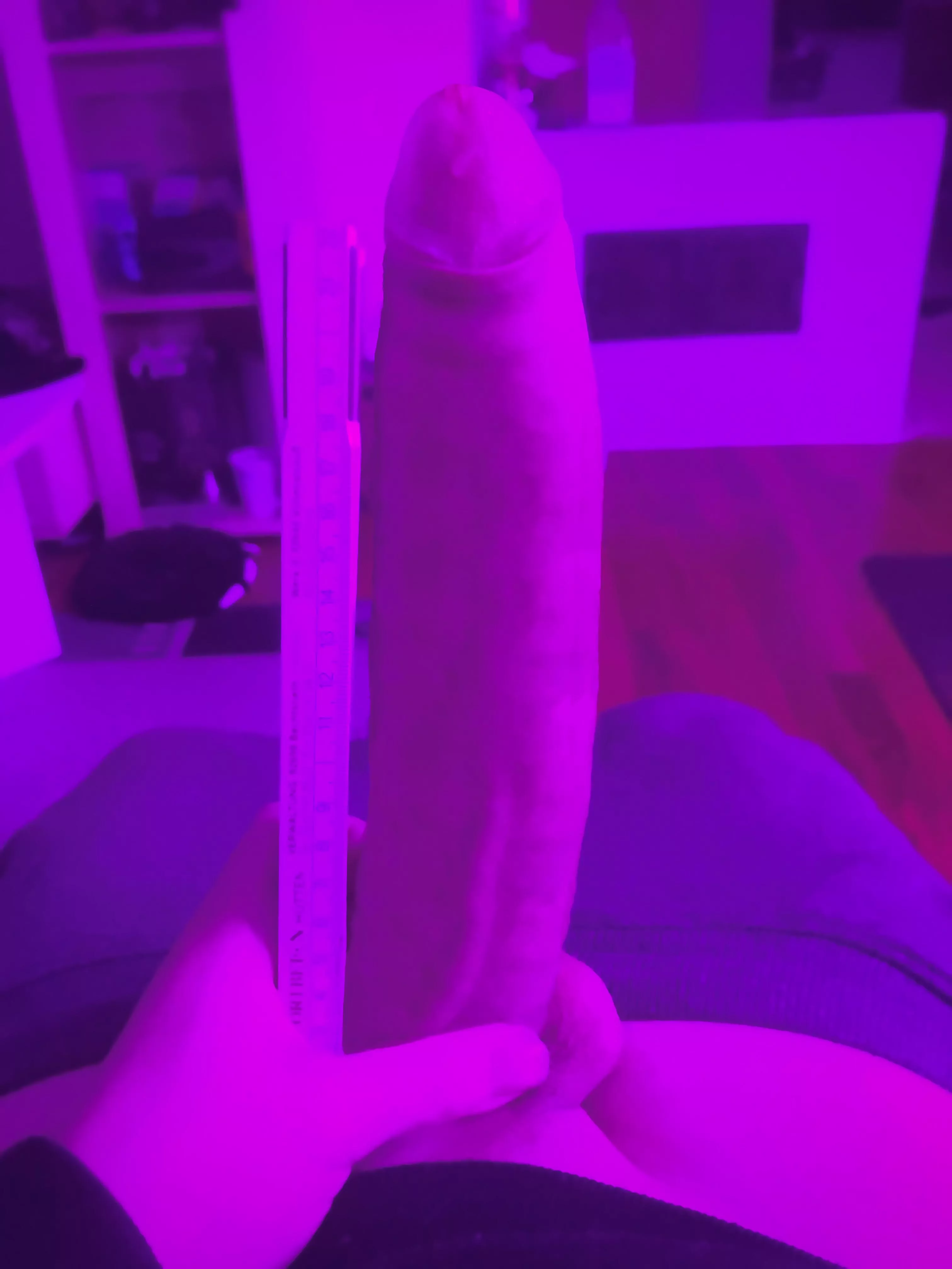 Yea.. I think it’s a bit over average (ruler is 22cm)