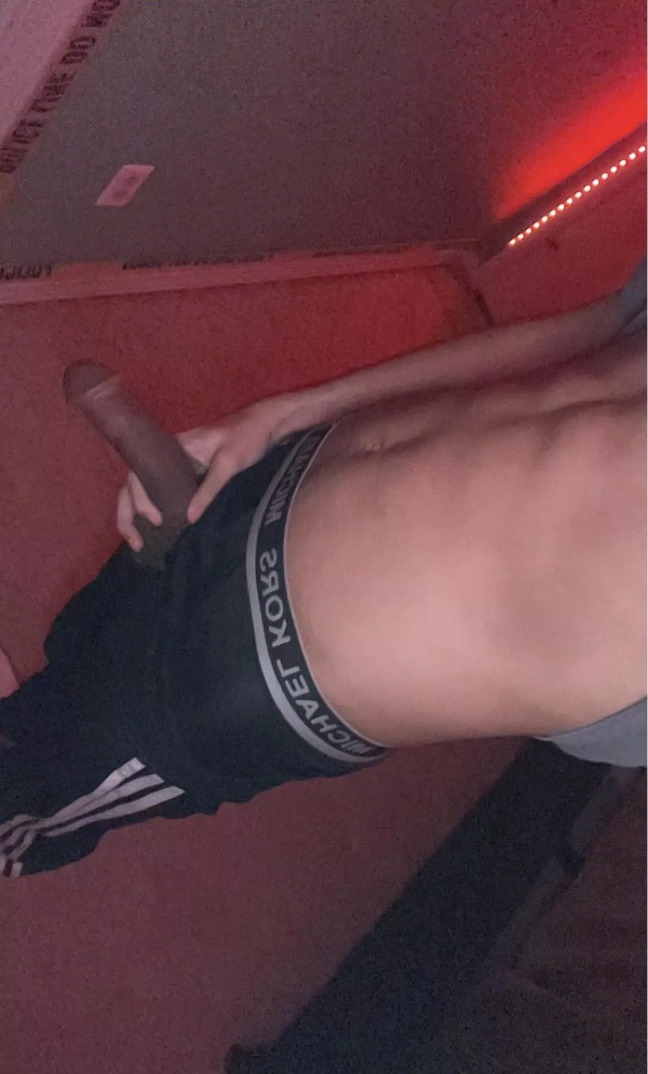 18 looking for boyfriend. HMU I’m into everything.