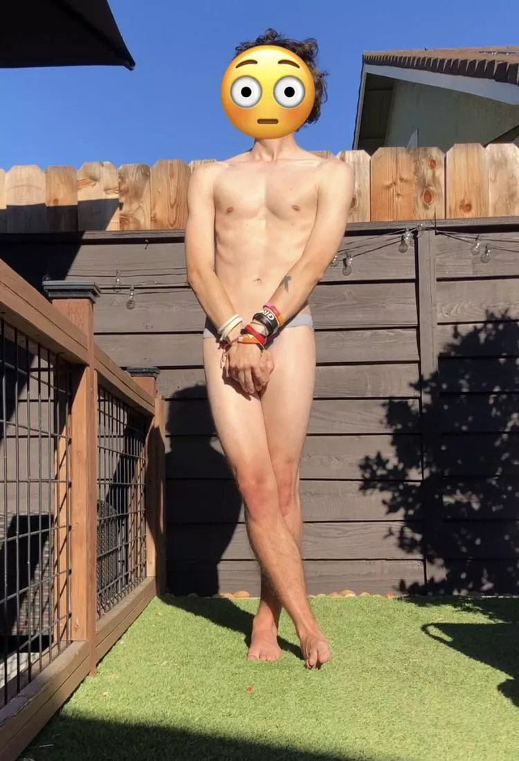 [20] tried on my new jockstrap in my front yard 😳