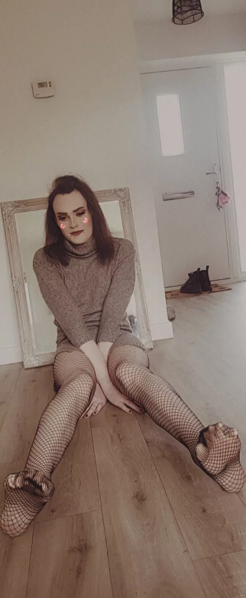 Are my toe beans cute enough for your attention?🥺🥺🥺