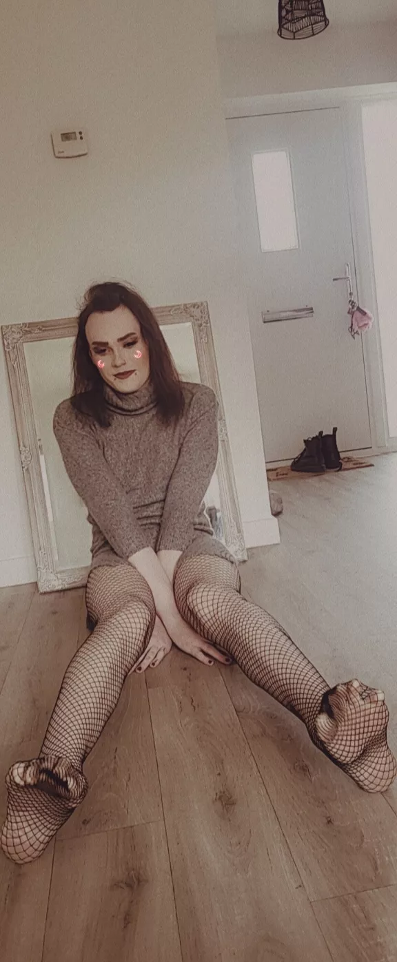 Are my toe beans cute enough for your attention?🥺🥺🥺