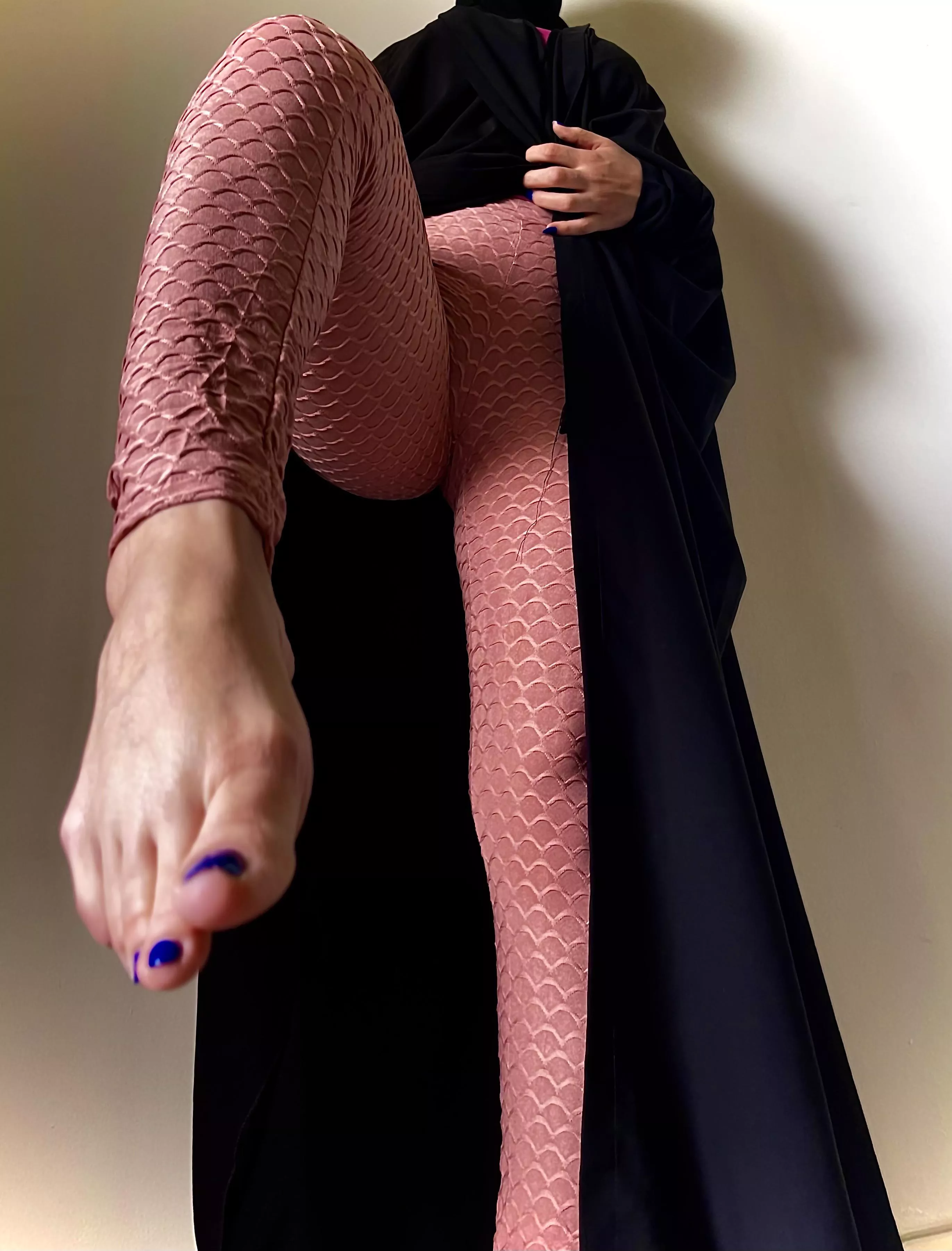 Be a good boy and get on your knees 😘