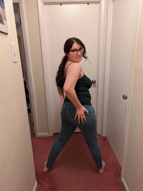 Butts look better in jeans 😍