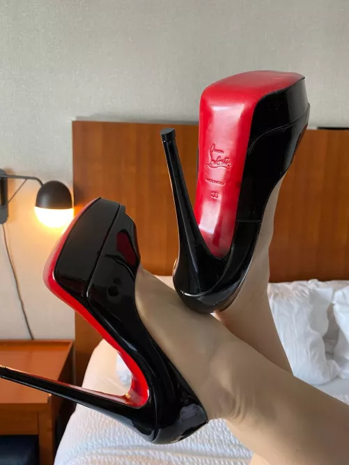 Combo Louboutin, stockings and toes to please the jury