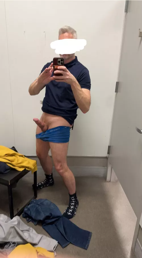 Dad (43) horny af in the changing room