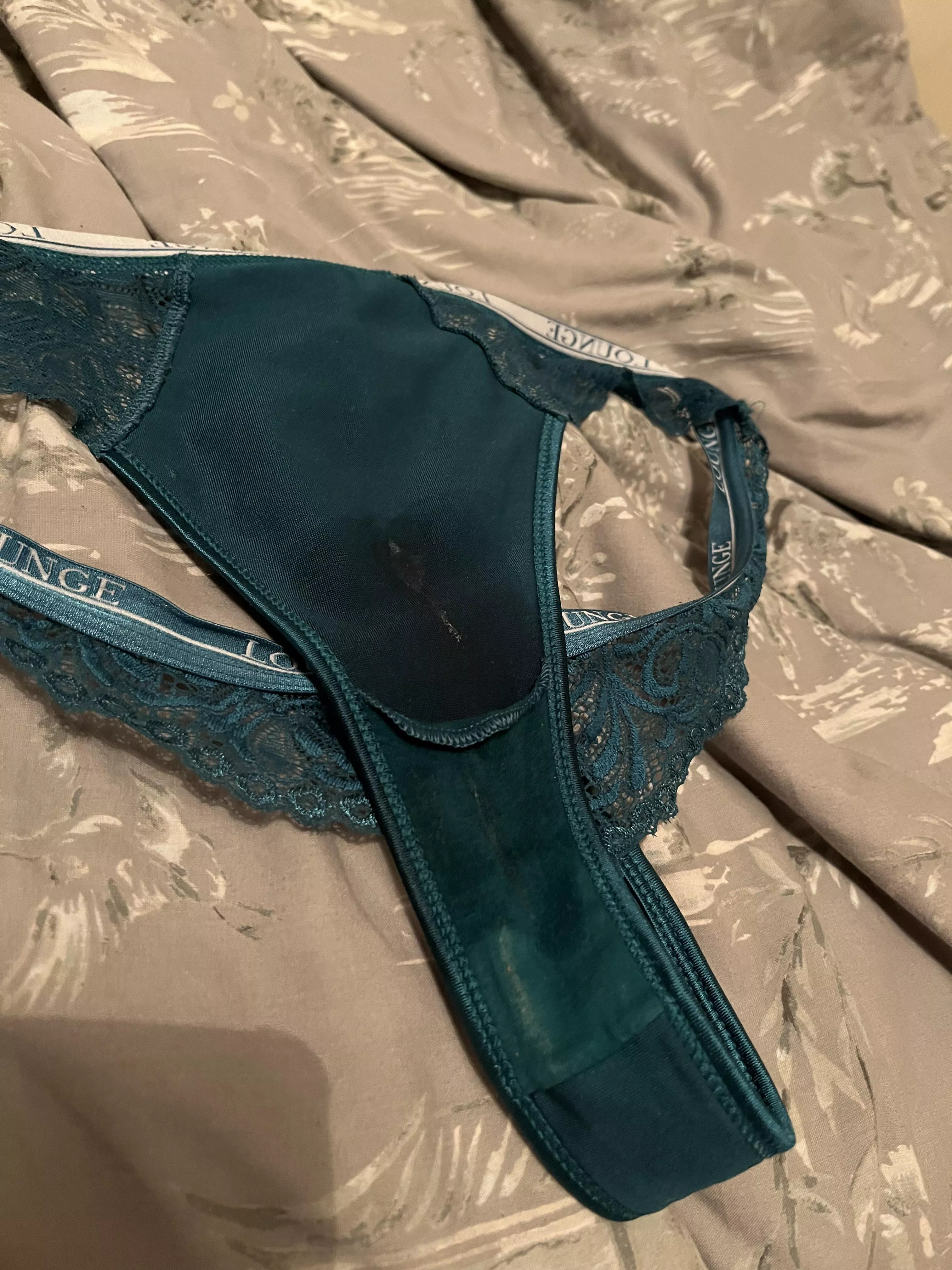 Daddy's back from a work trip away and he soaked Mummy's panties in a flash! 🥵