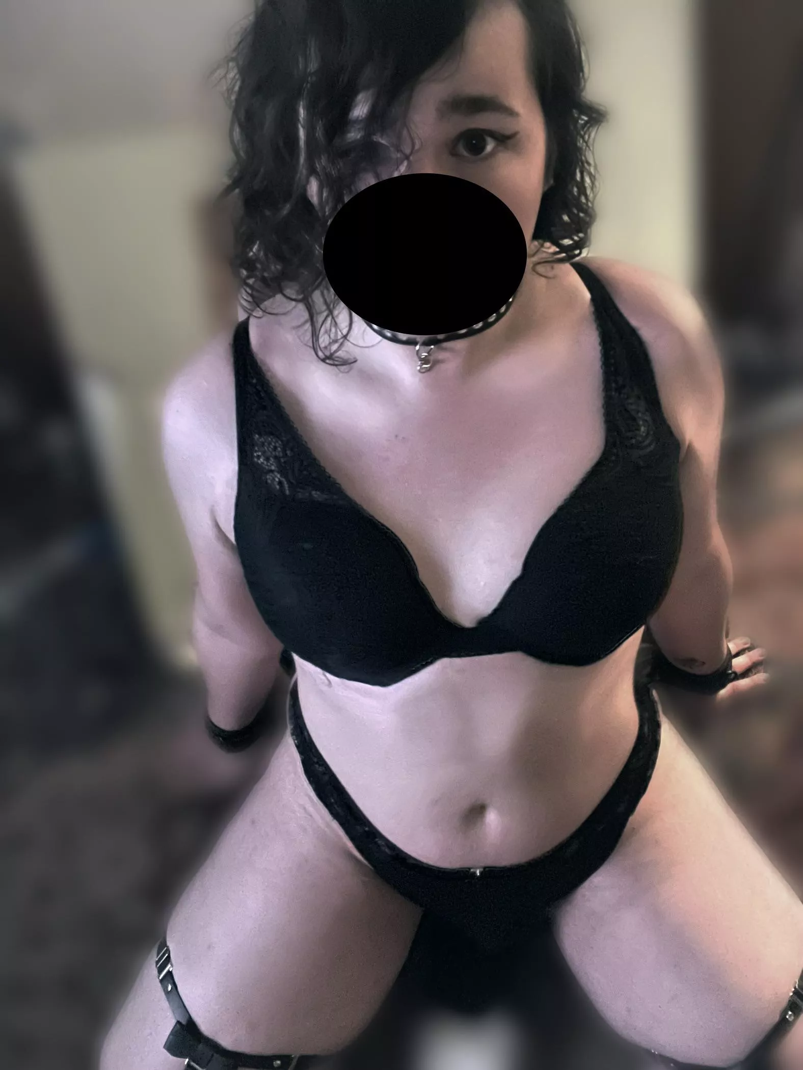 Does my collar look cute? I’d like someone to lock it on me