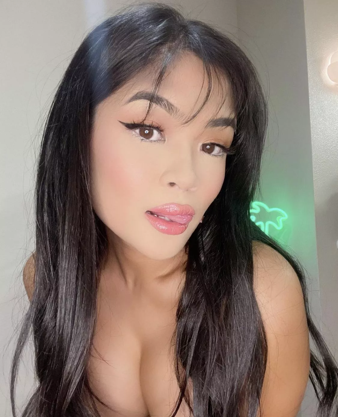 Get naked for me on Skype and punch yourself repeatedly in the balls until you’re crying. You’re my entertainment beta boy.