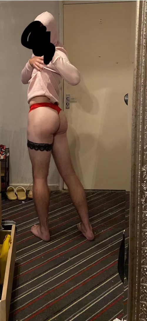 Hey, wanna fuck me with my hoodie on ? 😏