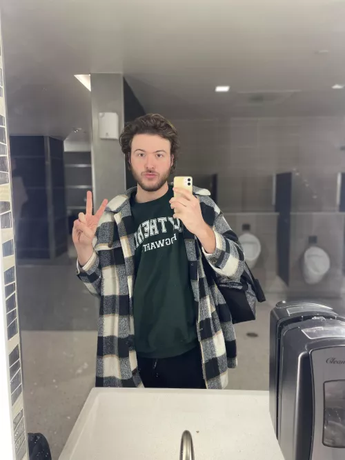 I am the ✌🏻 kinda gay