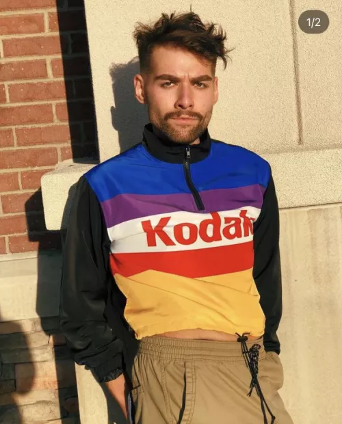 I don’t have a perfect body, but I gotta say that I love showing my mid drift. Anyone have any recommendations of tops with this sorta fit? I lost this windbreaker and would love one similar to this.