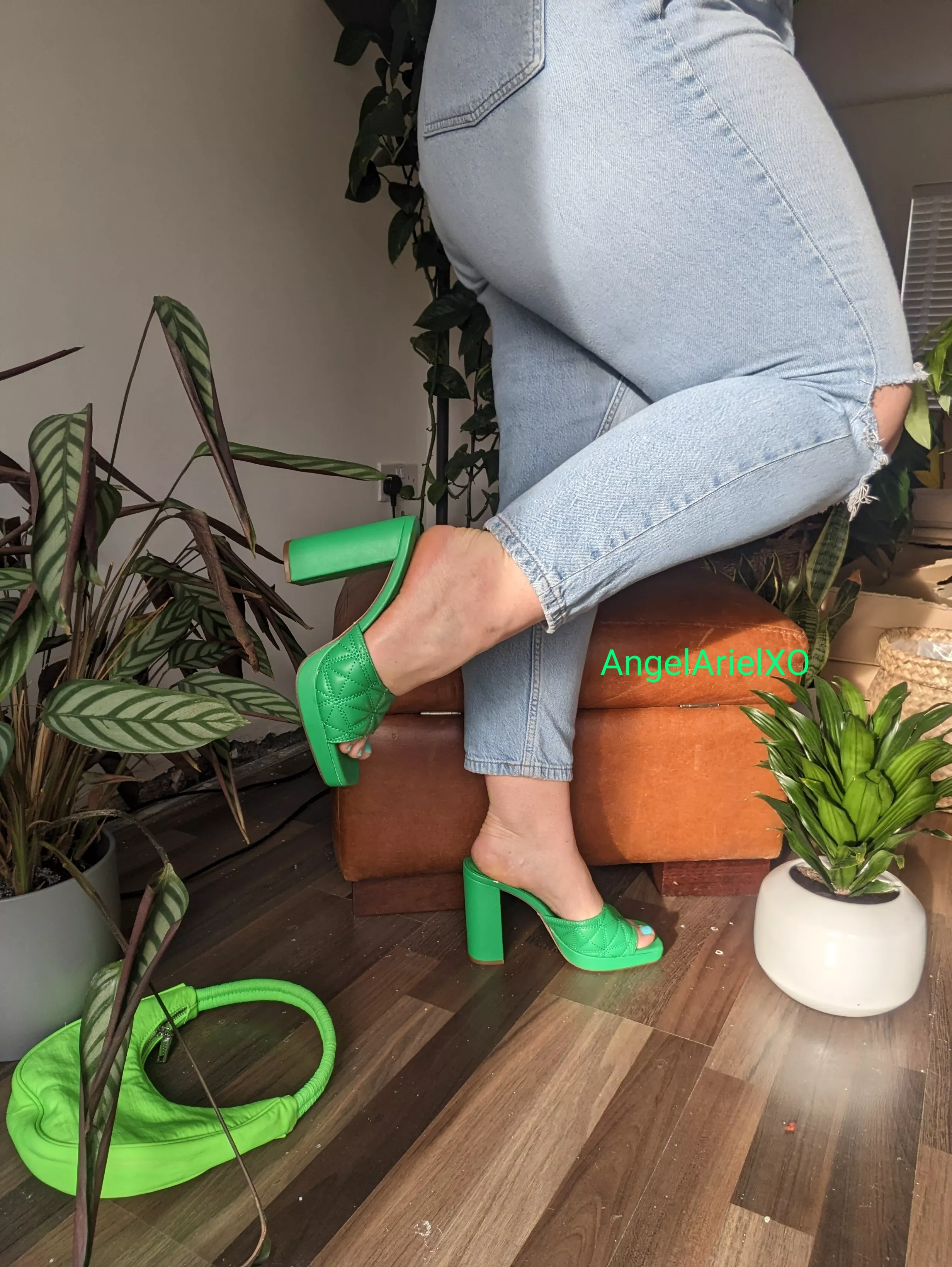 I just love how green goes so well with my red hair, and figured let's get all bright and colourful to cheer us up in the cold dark winter months. My toes look so suckable in these heels, kneel at my feet and worship them while I dangle them in your fac