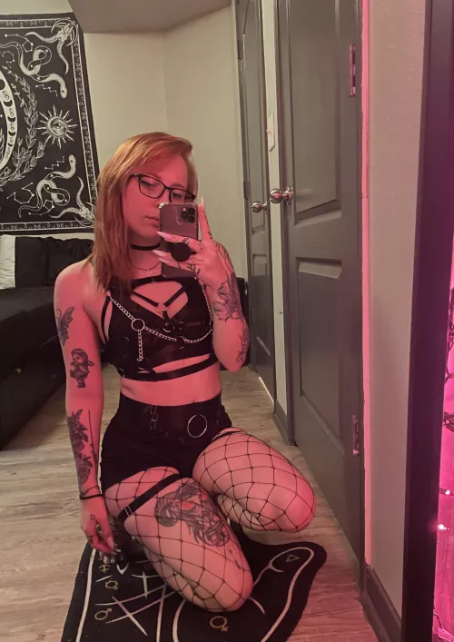 I love this outfit I put together. 🖤