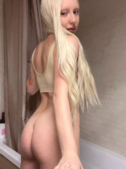 I'd send you selfies like this throughout the day if I was your girlfriend