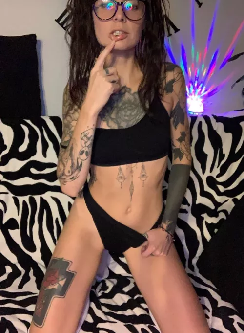 Kiss my tummy while you go lower 😏 [img]