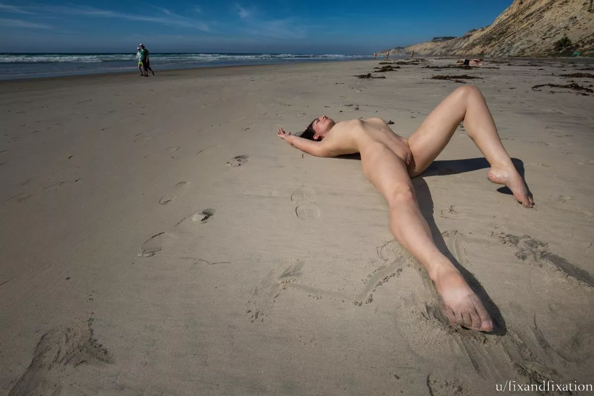 Married hottie showing off at Black’s Beach