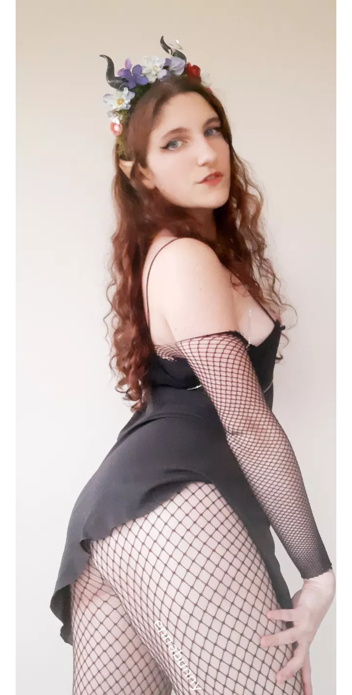 now i just need a tail to be a perfect tiefling! and also i want to be blue