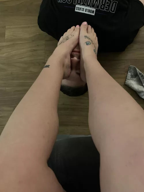 Want to be smothered by my big feet? 🥰