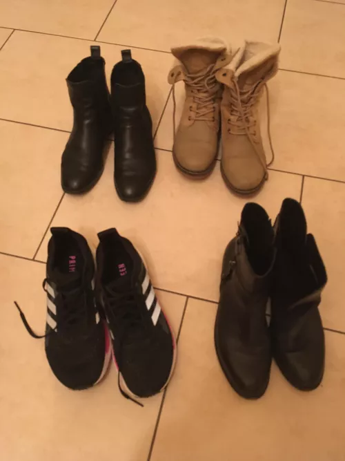 Which of my sexy moms shoes should I cum on🥰😍💋🤭 (these are her most worn shoes, she wears them daily)