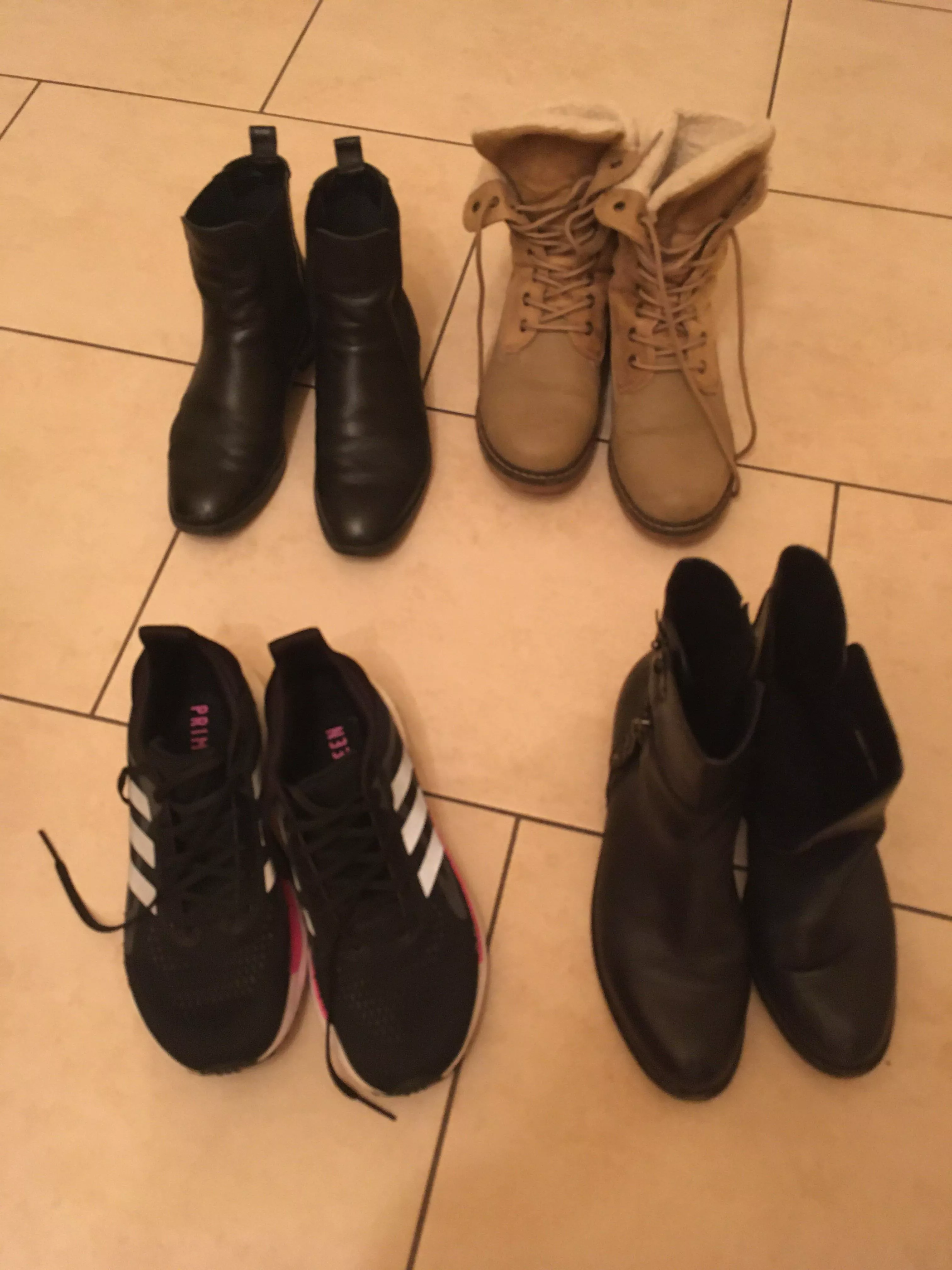 Which of my sexy moms shoes should I cum on🥰😍💋🤭 (these are her most worn shoes, she wears them daily)