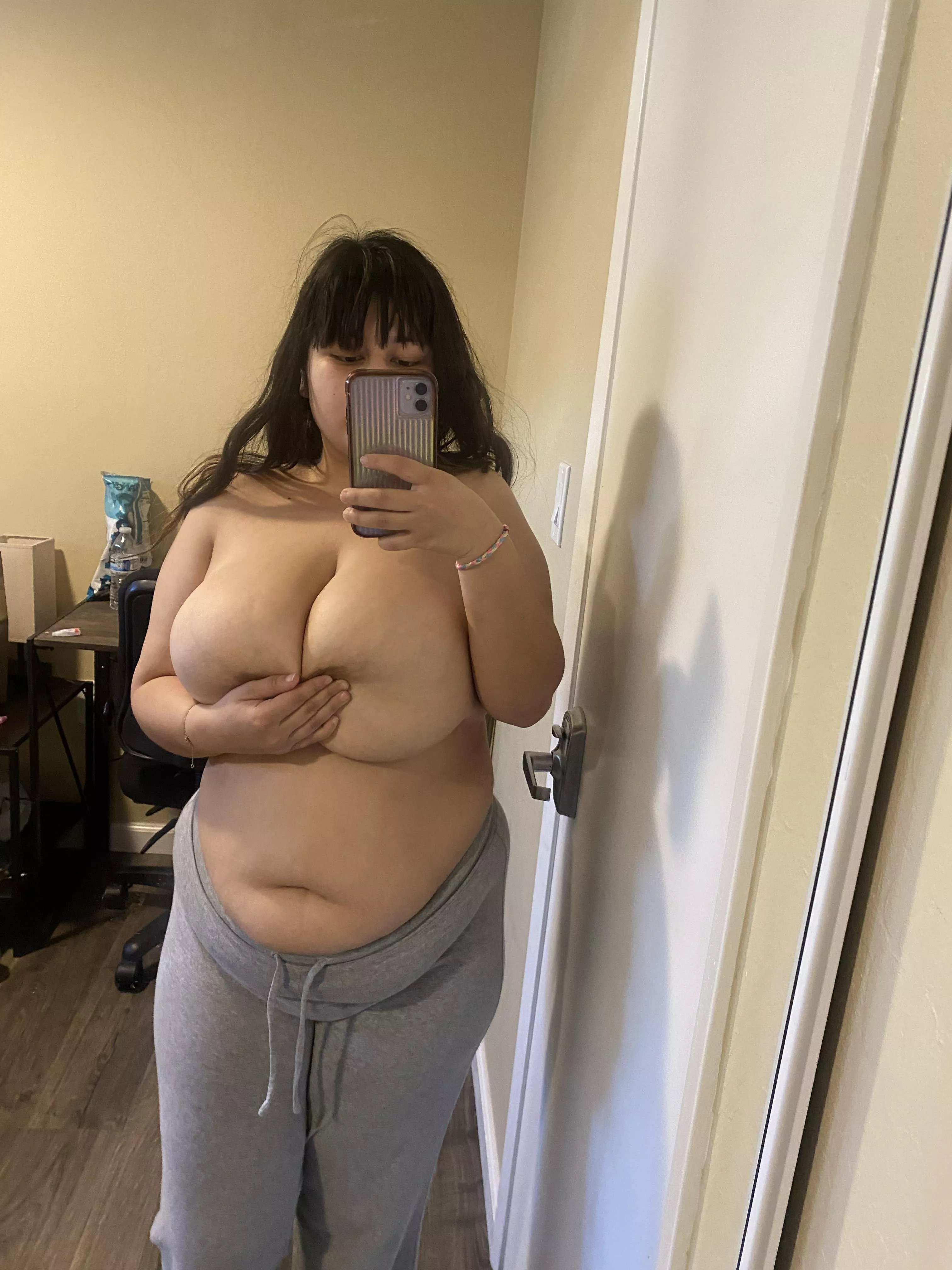 Who likes curvy Latinas? 🥰