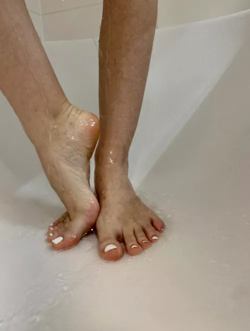 Would you like to have a shower with me and oil my feet afterwards. 🤤 I promise you the biggest cum as an exchange 👅💦