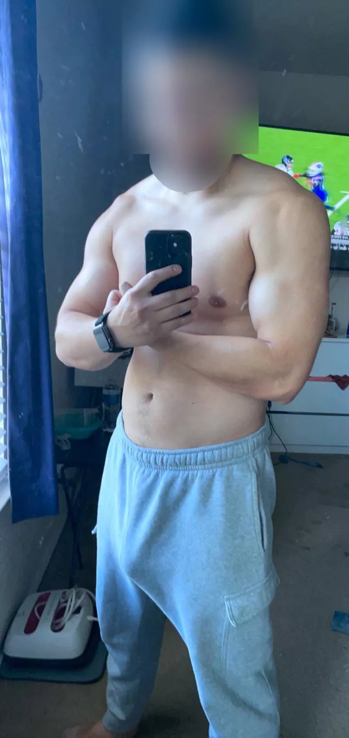 26M DMs open. Grey sweats szn. Slide in the DMs and ask for the snap, might even show face