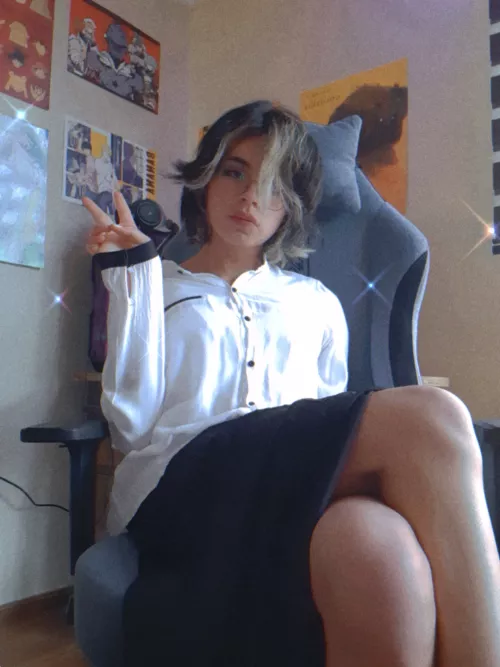 Am I imagining or am I kinda hot 😶