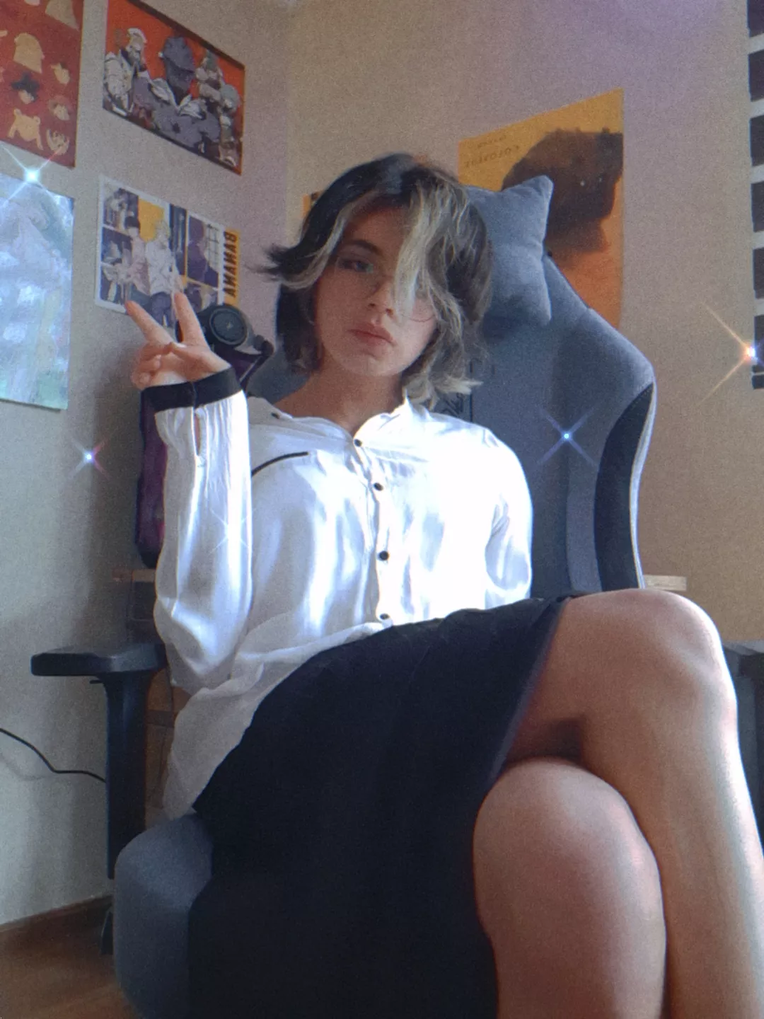 Am I imagining or am I kinda hot 😶