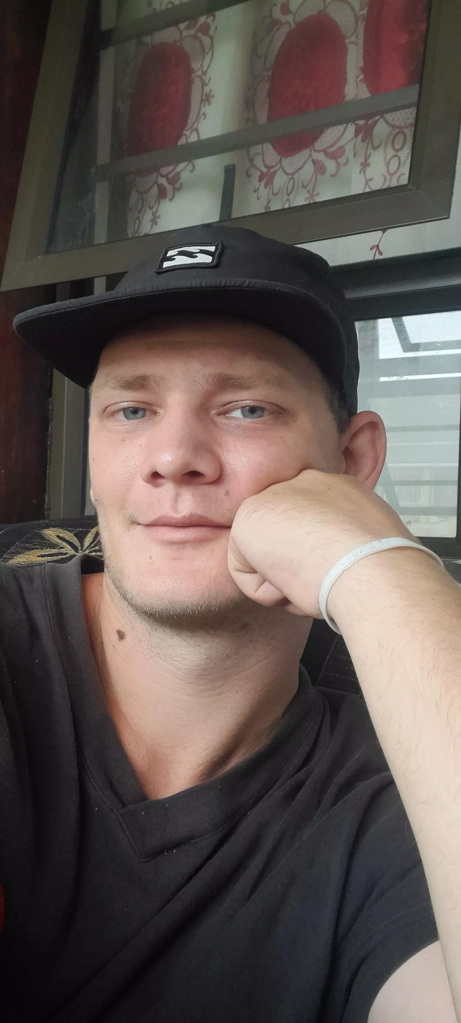 anyone wanna play pokemon go with me? 🥺