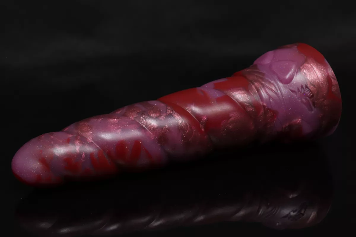 Anyone who got the new Garnet coloration, could I see some pics of it please🙏 I'm very interested in the dark metallic color but can't tell if it's red or purple