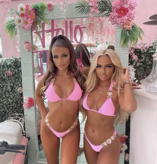 blonde or brunette? 🤤