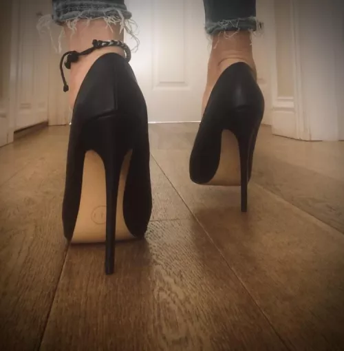 Can’t go wrong with heels and jeans…🖤