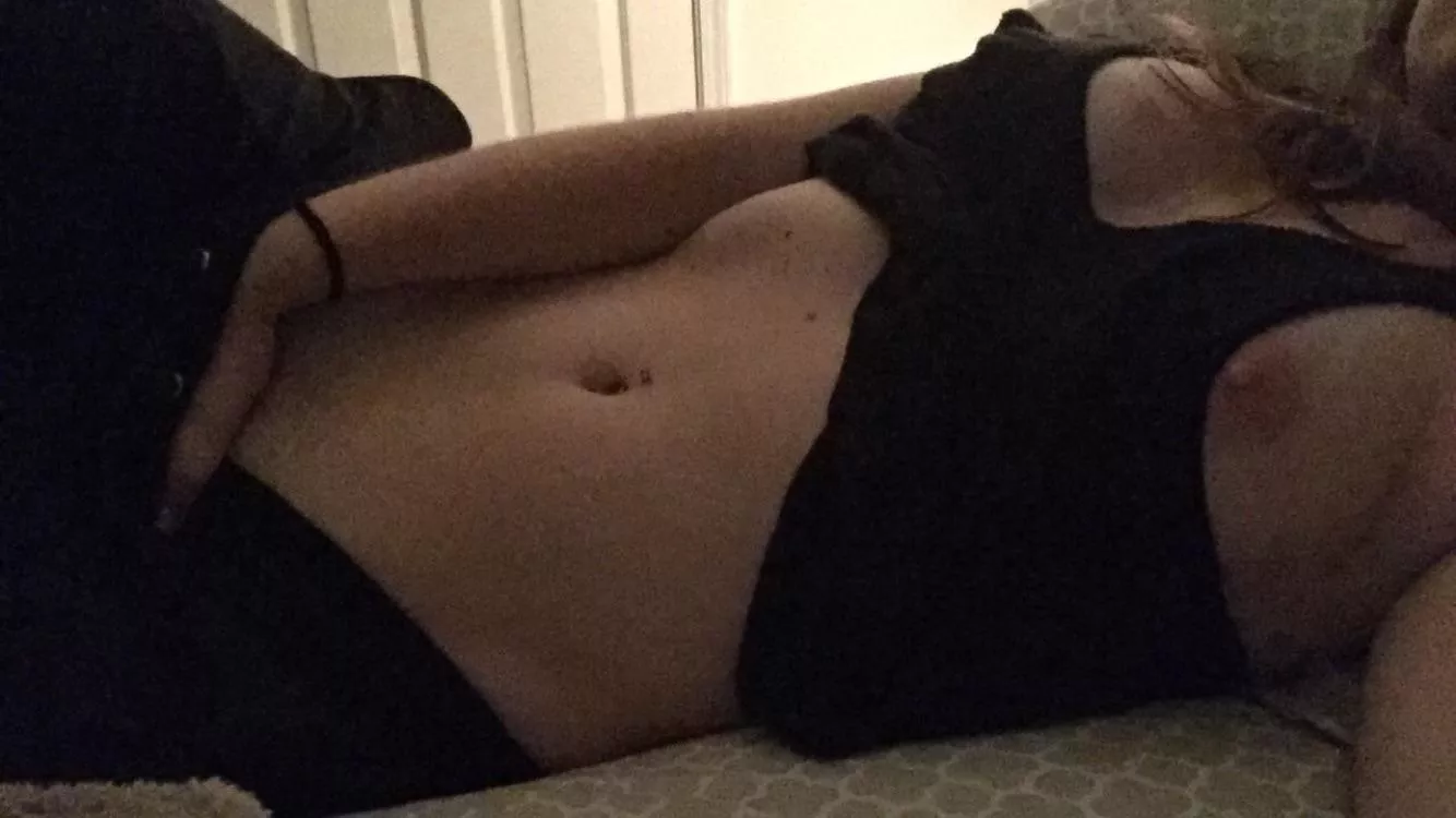 Come sext with me as I rub my pussy. Free for now.