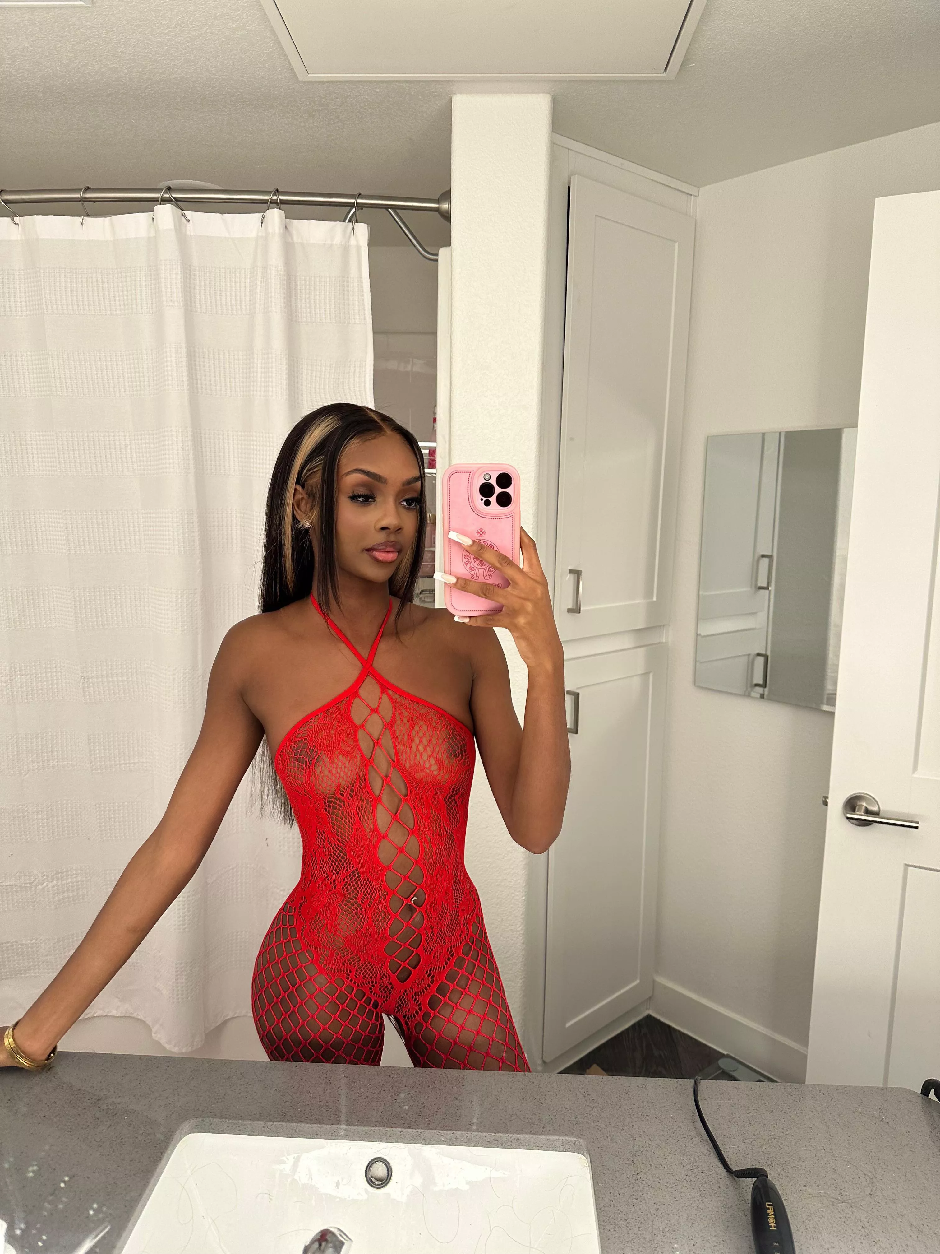 Do i look good in red ?😊