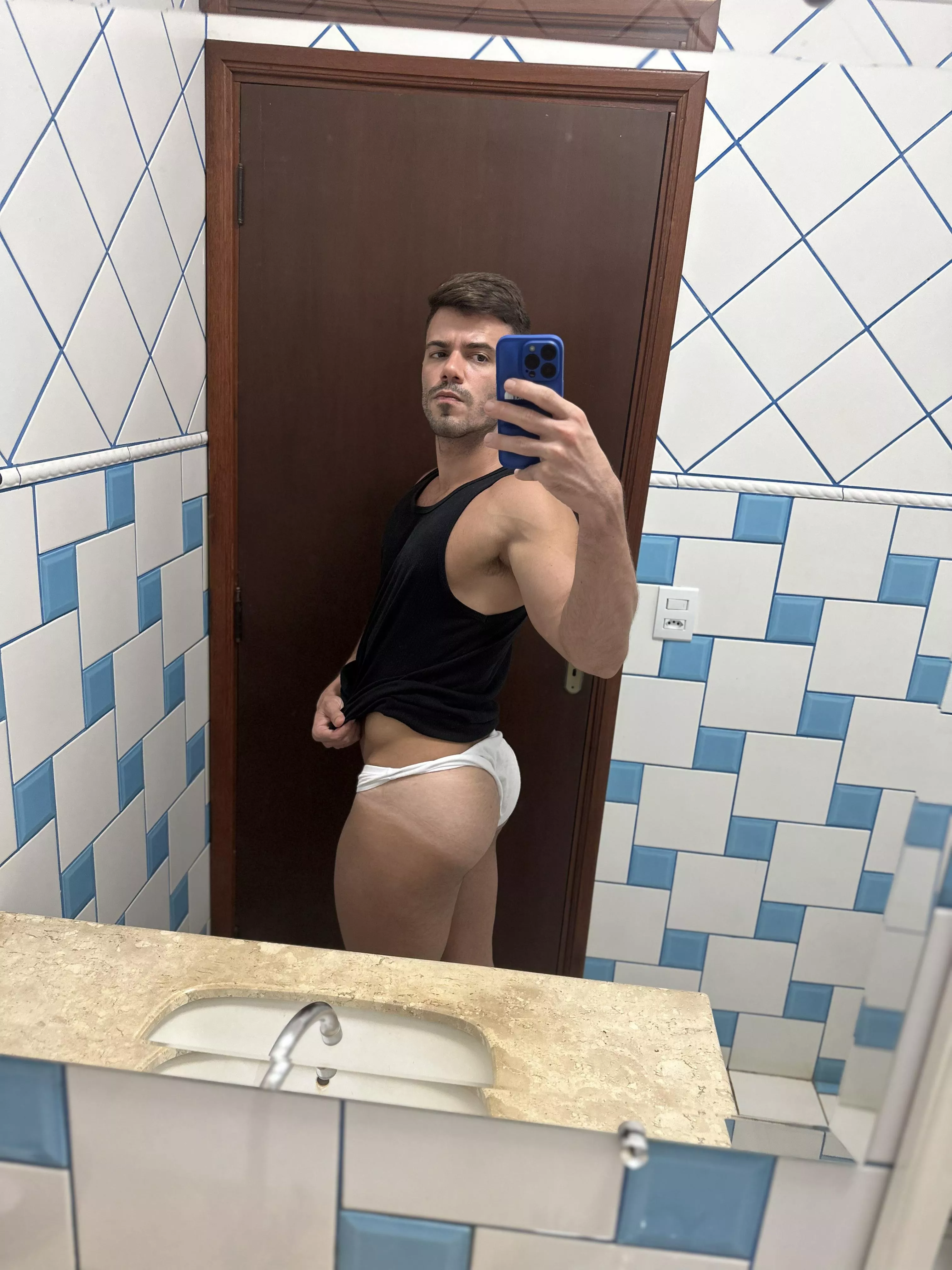 Hey ladies. You should give me a boner now.