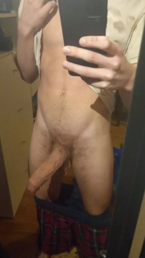 Hung young top here, twinks and femboys DM me for snap