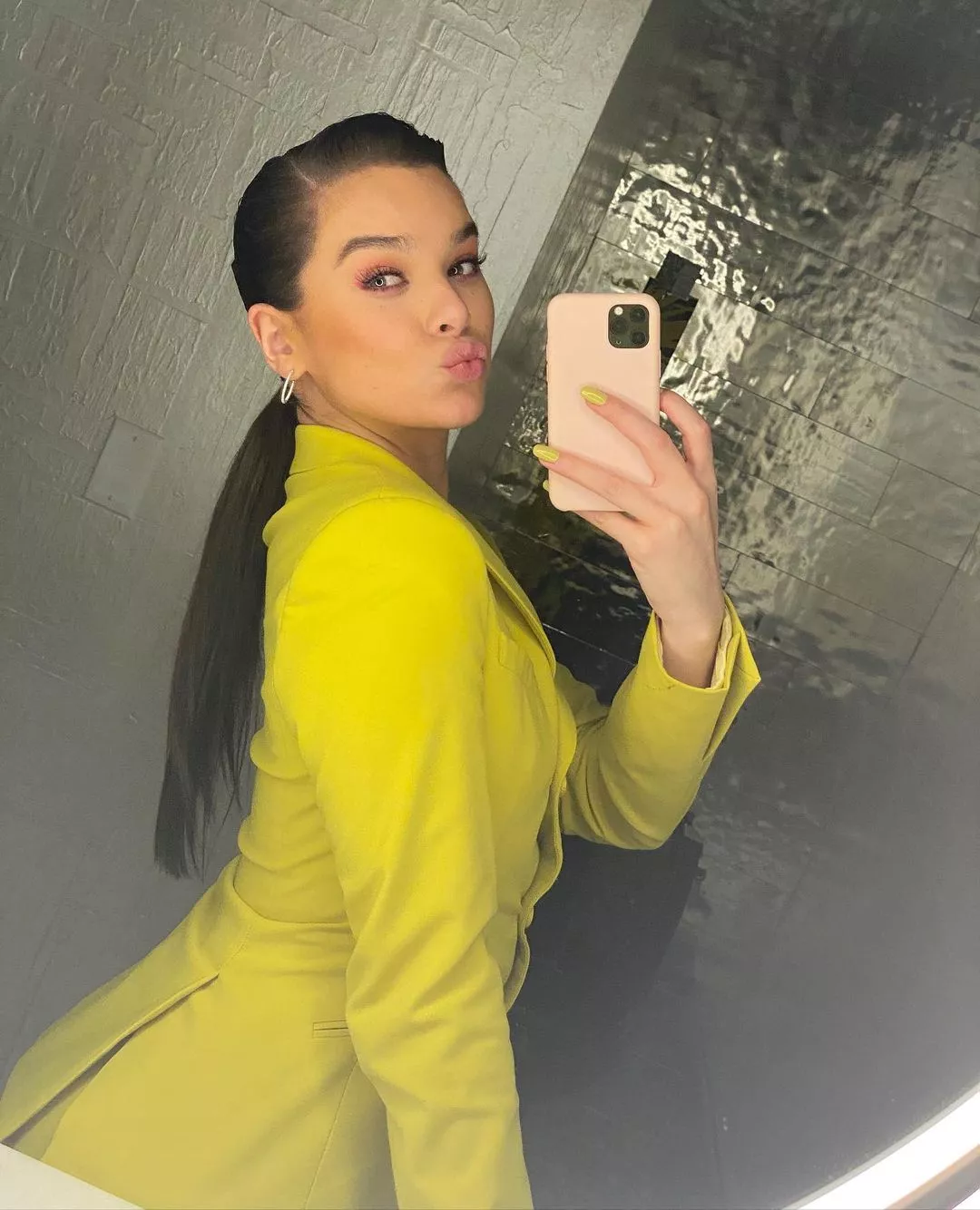 I adore Hailee Steinfeld's manicure