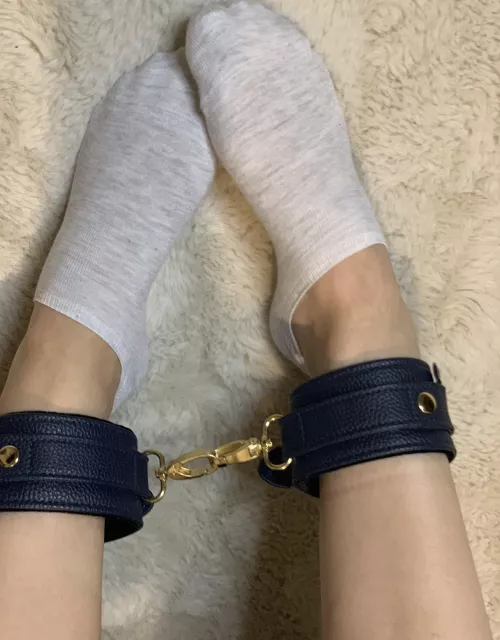 I really love these socks - could you put them off only with your mouth and tongue (NO teeth?) and cum really hard? 😈💦👅