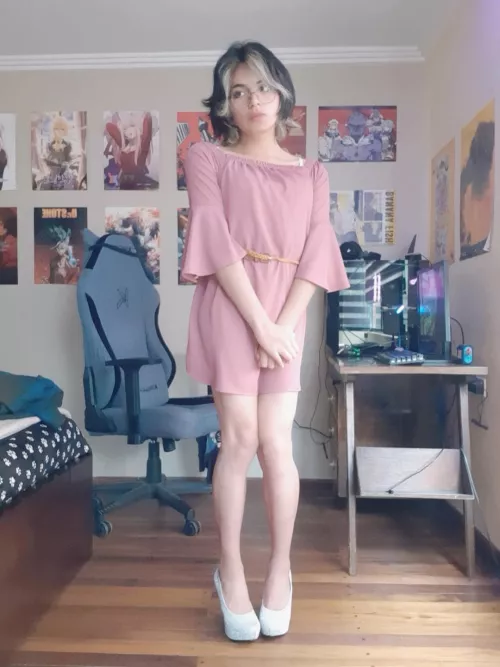 I think the dress is a bit too small >,<