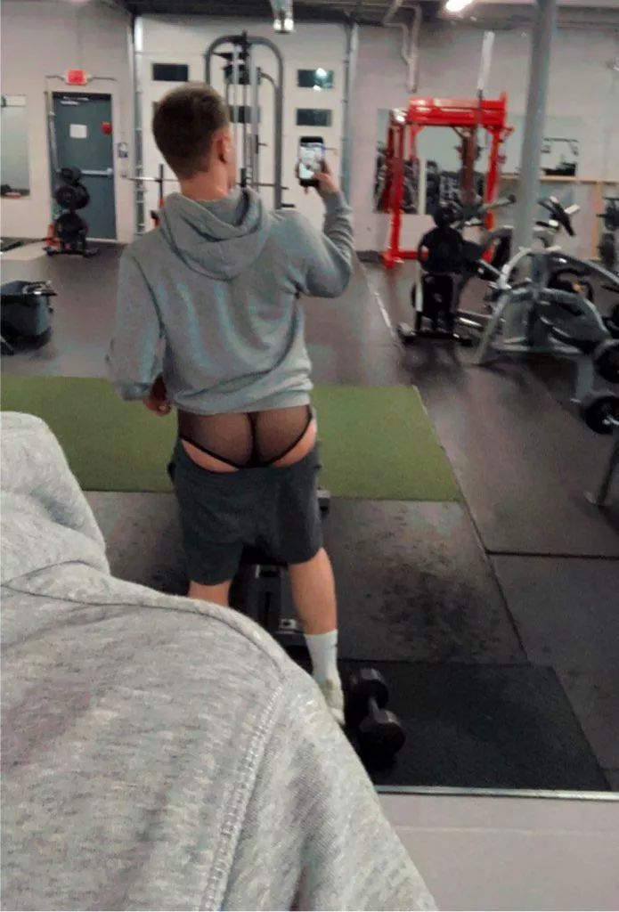 If I tug my shorts down at the gym, would you make a move?