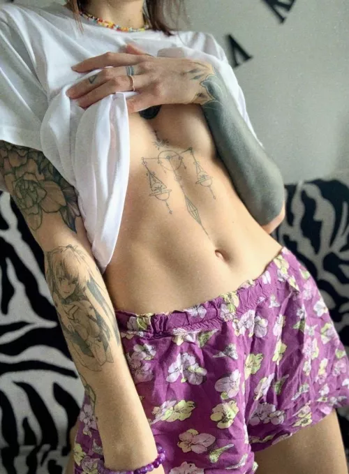 Kiss my tummy while you go lower 😏 [img]