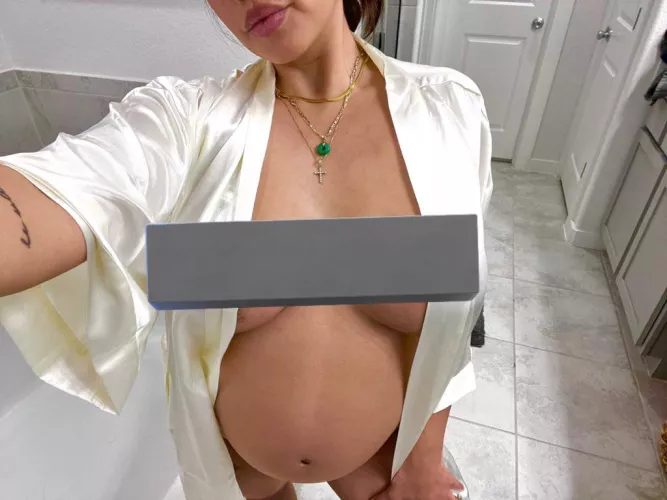 Love how my belly is growing! 🚿😶‍🌫️❤️