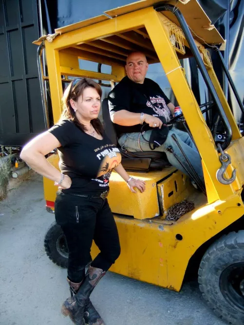 Milena looking sexy AF, next to one of the luckiest guys on planet Earth