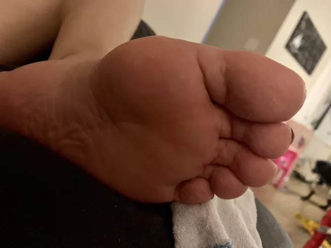 My big feet need your tongue after the gym ❤️
