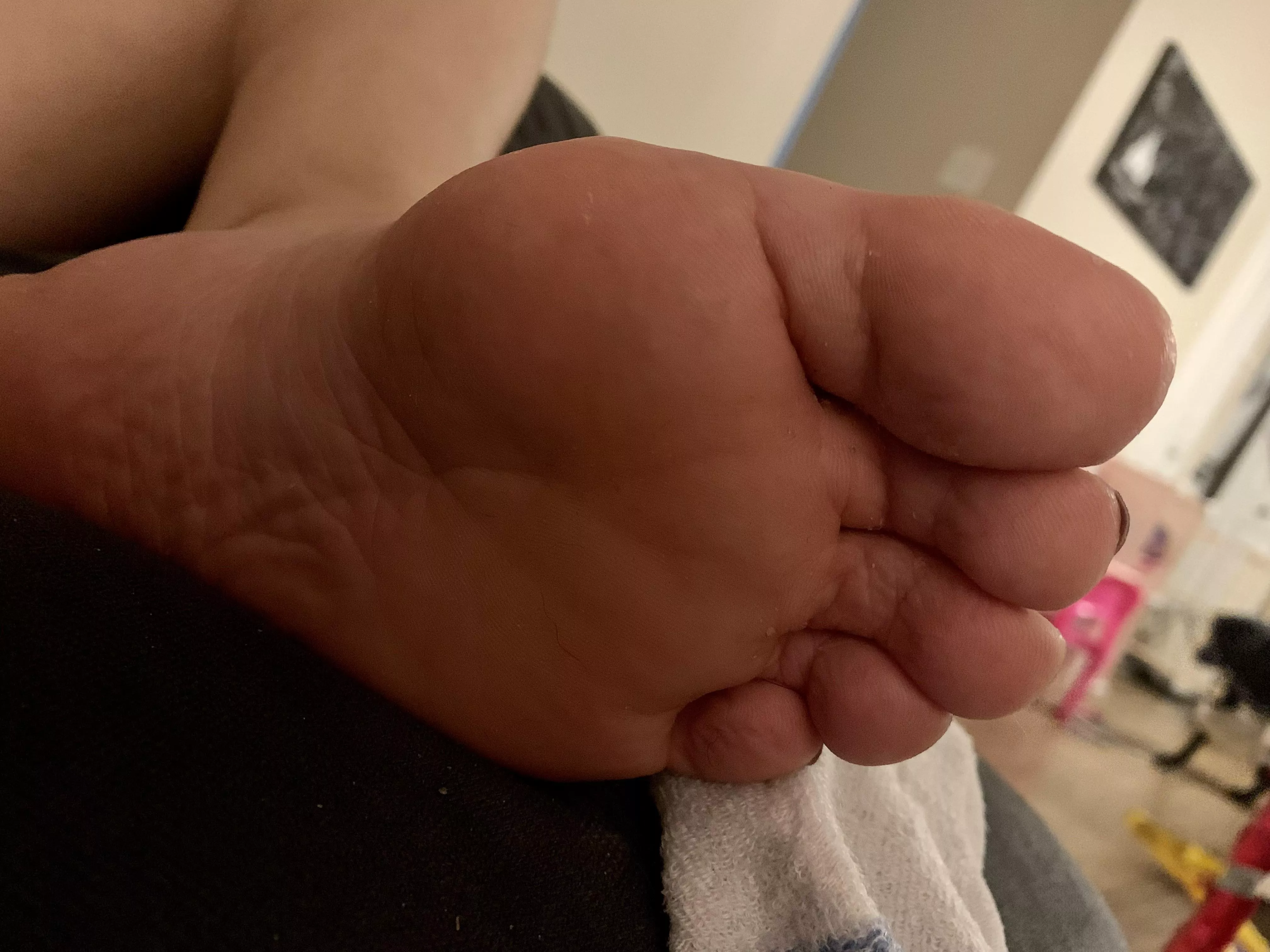 My big feet need your tongue after the gym ❤️