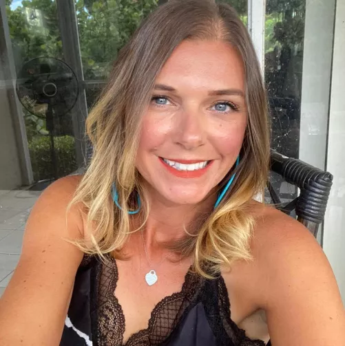 Same girl, diff selfie