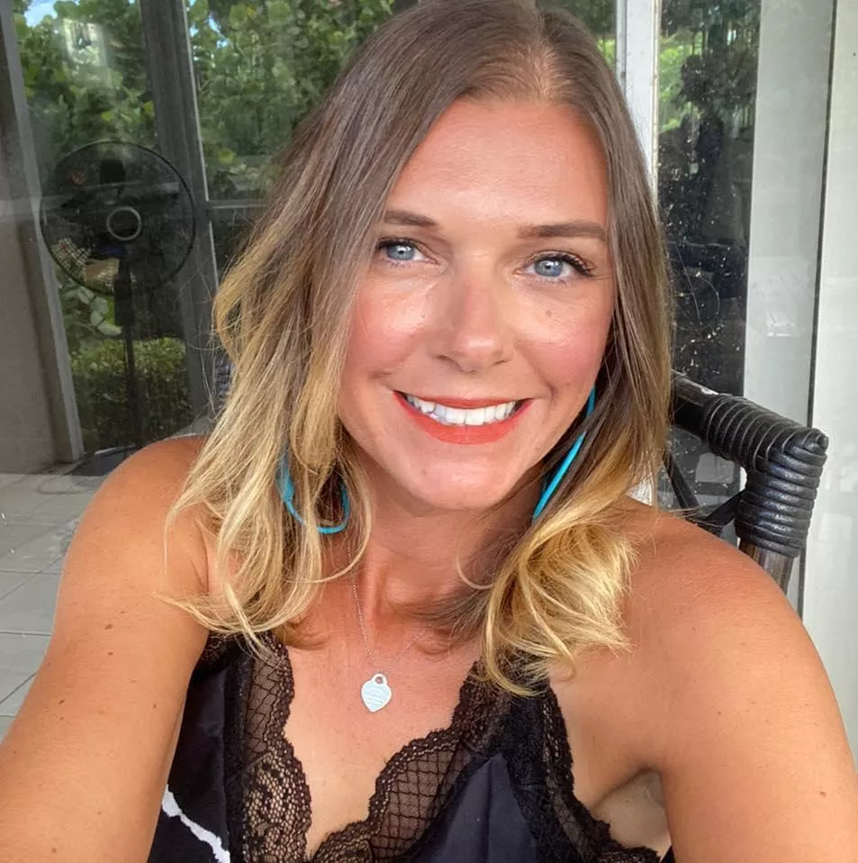 Same girl, diff selfie