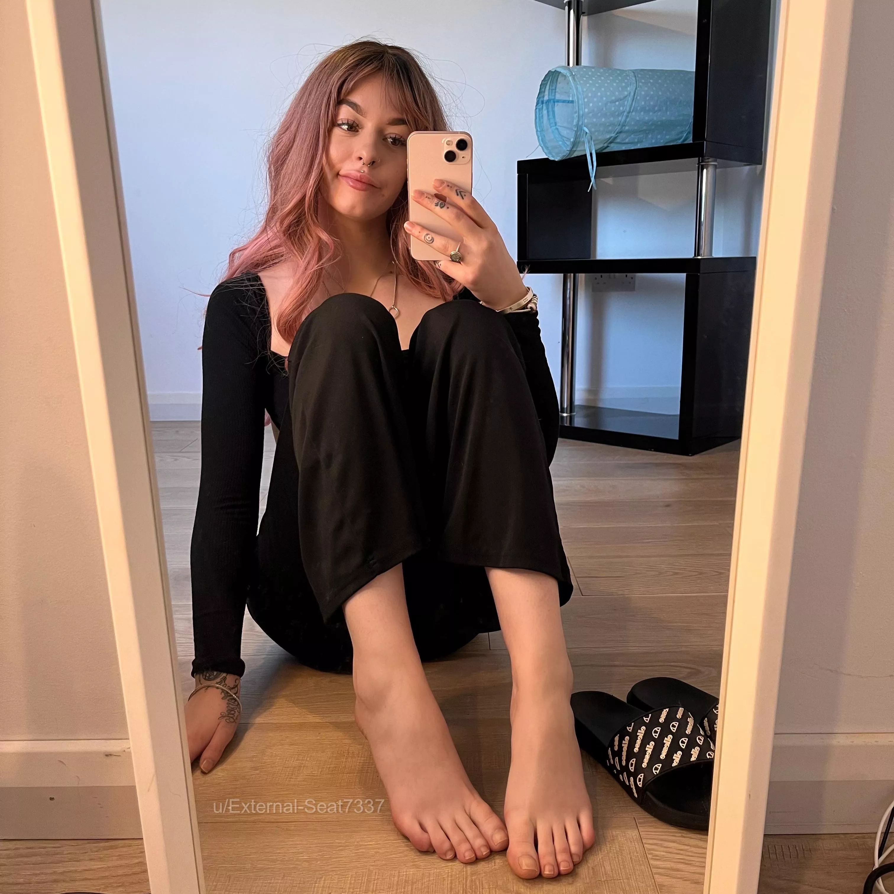 Smiling because I know you wanna suck my toes 🖤
