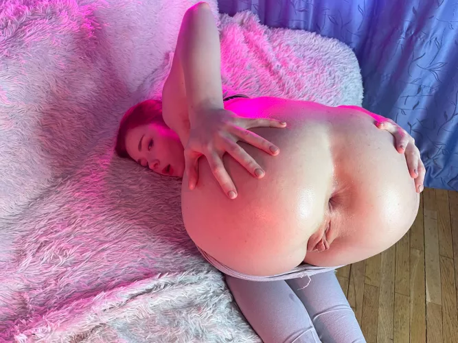 Spreading my cheeks just for you!